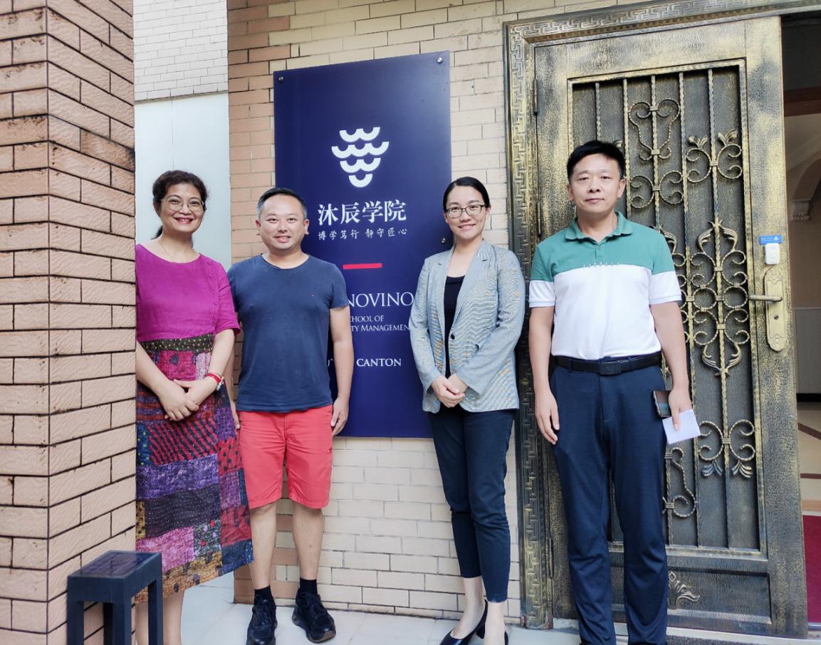 8A8EC2BF1DE304FD235E04F1C41_345D055E_2C212.jpg?e= ˵Ã÷: ÓëÅ˼Ҽѣ¨×ó¶þ£©Ð£³¤ºÏÓ°